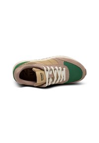 Zapatilla que presenta una combinación de gamuza beige y malla verde, con cordones blancos y una suela de goma texturizada, mostrando un diseño deportivo.