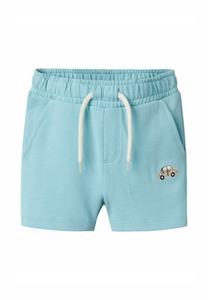 Lichtblauwe katoenen shorts met een elastische tailleband, trekkoord, zijzakken en een klein borduursel van een auto op de voorkant.