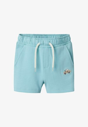 Jasnoniebieskie bawełniane szorty z elastycznym pasem, sznurkiem do regulacji, bocznymi kieszeniami oraz małym haftowanym wzorem samochodu z przodu.