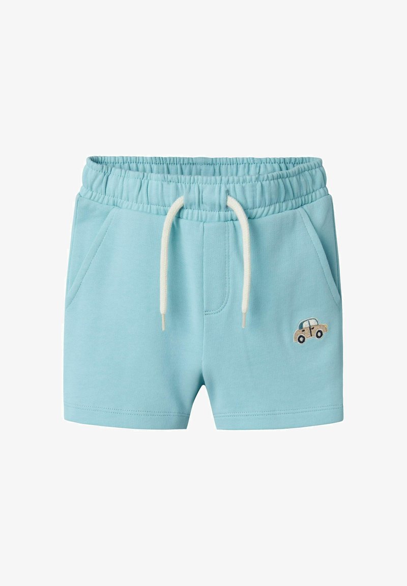 Jasnoniebieskie bawełniane szorty z elastycznym pasem, sznurkiem do regulacji, bocznymi kieszeniami oraz małym haftowanym wzorem samochodu z przodu.