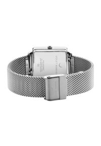Silbernes Maschenarmband-Uhr mit rechteckigem Gehäuse, Edelstahlkonstruktion und minimalistischem Design. Verfügt über ein strukturiertes Armband und einen Verschluss.