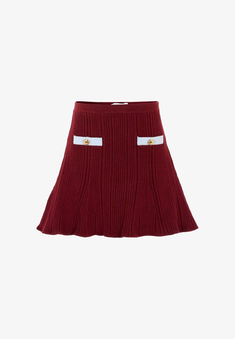 Geribbelde wijnrode rok met een soepel vallend ontwerp, voorzien van twee voorzakken met een witte accent en gouden knopen. Zachte gebreide textuur.