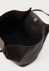 Grande borsa tote in pelle marrone scuro con interno in tessuto nero, tasca con zip e chiusura a scatto magnetico.