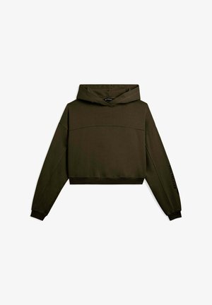 Felpa corta con cappuccio in verde oliva scuro, caratterizzata da una texture liscia, maniche lunghe e un dettaglio testuale sulla manica sinistra.