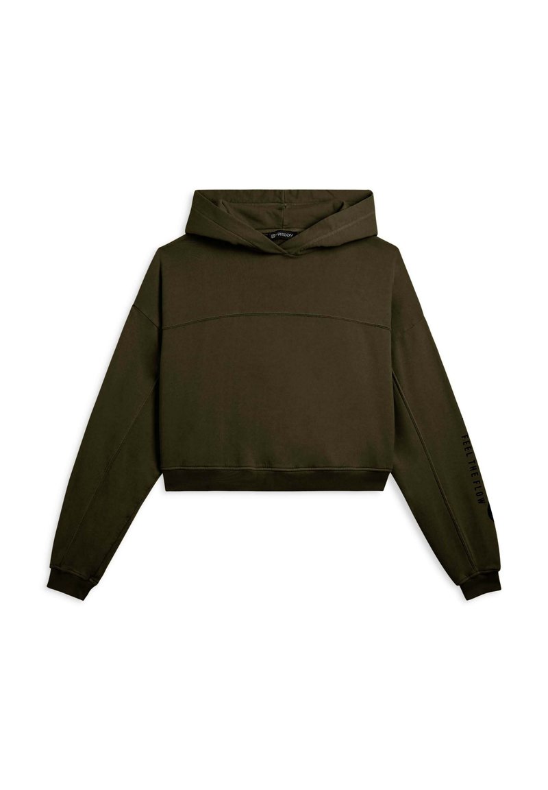 Felpa corta con cappuccio in verde oliva scuro, caratterizzata da una texture liscia, maniche lunghe e un dettaglio testuale sulla manica sinistra.
