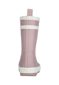 Botte en caoutchouc rose avec des rayures horizontales blanches, surface texturée et une anse en haut pour un enfilage facile. Bout et talon lisses et arrondis.
