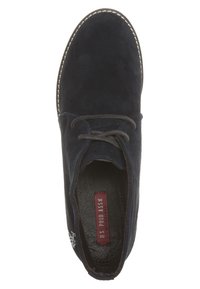 Granatowy zamszowy botek za kostkę z okrągłym noskiem, przeszyciami wzdłuż podeszwy oraz sznurowaniem. Zawiera metkę z napisem "U.S. Polo Assn."