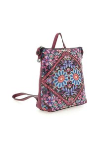 Zaino ricamato multicolore con un motivo a diamante, decorazioni floreali e dettagli in pelle bordeaux. Presenta una maniglia superiore e una tracolla regolabile.