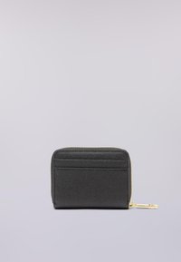 Černá texturovaná kožená peněženka se zlatým zipem a táhlem, štíhlý design a externí slot na karty na světlém šedém pozadí.