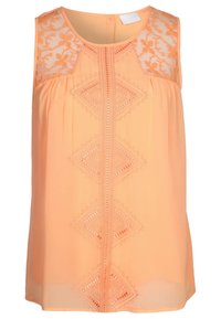 Brzoskwiniowy top bez rękawów z koronkowymi ramionami, dekoracyjnymi haftami i ażurowymi diamentowymi wzorami na przodzie, gładką tkaniną oraz dekoltem w kształcie łezki z tyłu.