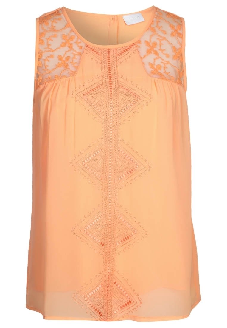 Brzoskwiniowy top bez rękawów z koronkowymi ramionami, dekoracyjnymi haftami i ażurowymi diamentowymi wzorami na przodzie, gładką tkaniną oraz dekoltem w kształcie łezki z tyłu.