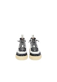 Sneaker alte realizzate in pelle nera e bianca con lacci grigi. Presentano una suola in gomma testurizzata e dettagli di cucitura distintivi.