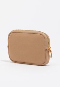 Cartera con cremallera de nylon suave en color marrón. Forma rectangular con herrajes en tono dorado y cremallera texturizada. Diseño sencillo, sin patrones.
