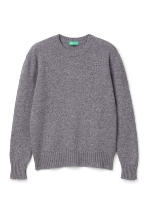 Pull en maille gris avec un col rond, des poignets et un ourlet côtelés, fabriqué à partir d'un matériau doux avec une finition légèrement texturée.