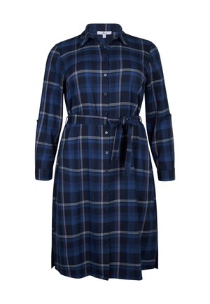 Geruite jurk in blauwtinten, met een knoopsluiting aan de voorkant, kraag, lange mouwen en een gestrikte tailleband. Zijsplitten voor vrijheid van beweging.