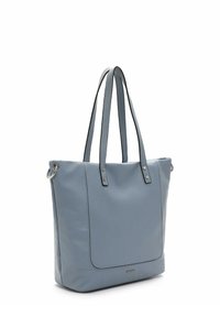 Sac tote en cuir bleu clair avec deux longues sangles, accents en métal argenté et forme rectangulaire. Texture lisse, design minimaliste.
