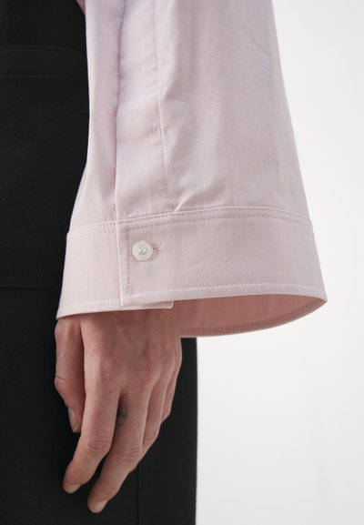 Victoria Beckham BUTTONED SLEEVE CROPPED SHIRT - Paitapusero - rose quartz
