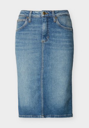 Modrá džínová sukně do kolen ve střihu tužky s předním švem, poutky na pásek, knoflíkem a kapsami.