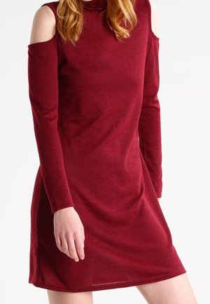Abito maroon con spalle scoperte, maniche lunghe, tessuto morbido, design aderente, lunghezza fino al ginocchio, texture liscia, con scollo rotondo e leggero elastico.
