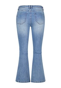 Un jean flare en denim bleu clair avec une taille haute, deux poches arrière, et une texture lisse avec un léger dégradé près des genoux.
