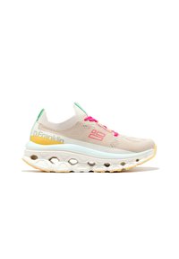 Scarpa atletica beige con tomaia in maglia testurizzata, lacci rosa e dettagli verdi. Suola spessa bianca con design a nido d'ape e particolare di branding giallo.