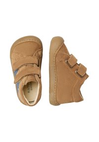 Světlé semišové dětské boty s dvěma suchými zipy, zaoblenou špičkou a gumovou podrážkou. Mají modrý pruh na boku a prošité detaily.