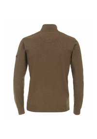 Brauner Fleece-Pullover mit hohem Kragen, langen Ärmeln, geripptem Saum und seitlichen Akzenten; weicher Stoff mit glatter Oberfläche.