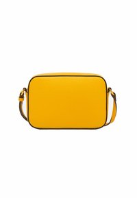 Žlutá kožená obdélníková crossbody taška s texturovaným povrchem, kontrastními černými okraji a tenkým nastavitelným popruhem.