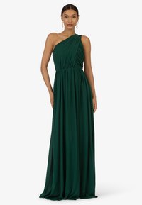 Grünes, einseitiges Abendkleid aus fließendem Stoff, mit gerafften Details am Oberteil und einem langen, taillierten Rock.