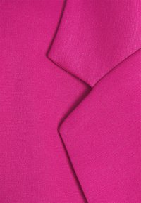 Jasnofioletowa tkanina o gładkiej, teksturowanej powierzchni. Dwa nakładające się kawałki pokazują delikatny blask i bezszwowe krawędzie.