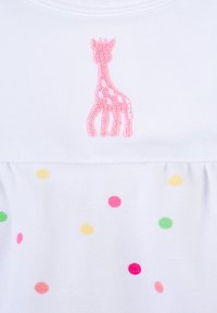 Abito di cotone bianco con un design di giraffa ricamato rosa e colorate pois nei colori rosa, giallo, verde e rosso.