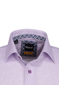 Camicia button-up lilla chiaro con una vestibilità moderna. Presenta un rivestimento interno del colletto a motivo e un singolo bottone viola sul davanti. Taglia S.