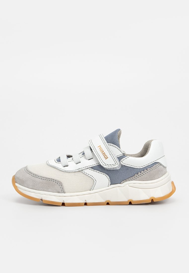 Zapatilla de cordones con una parte superior de malla blanca, acentos de ante gris y detalles en azul marino. Presenta una correa de gancho y bucle y una suela de goma texturizada.
