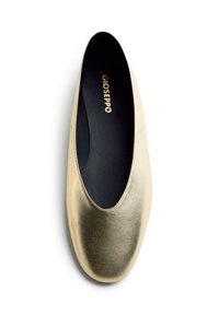 Chaussure plate en métal doré avec un bout arrondi, texture lisse, design minimaliste et intérieur noir. Nom de la marque "Gioseppo" imprimé en doré.