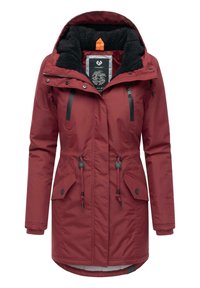Czerwona polarowa parka z izolacją, z miękkim, czarnym kapturem wyłożonym fleecem, regulowanymi sznurkami, bocznymi kieszeniami oraz zapięciem na zamek z przodu.