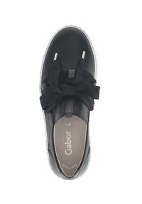 Zwarte leren sneakers met grote zwarte stoffen strikveters, witte rubberen zool en "Gabor" merknaam op de binnenzool, maat 41½.