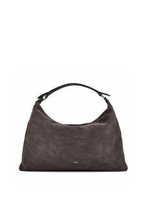 Dunkelbraune Wildleder-Schultertasche mit einem schwarzen Träger und kleinem Markenlogo vorne in der Mitte.