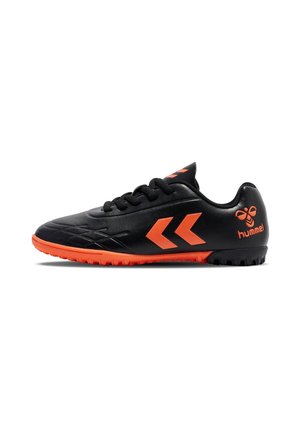 Chaussure de sport noire avec des accents orange, présentant un design épuré, une surface texturée et une semelle en caoutchouc pour une meilleure adhérence. Logo sur le côté.