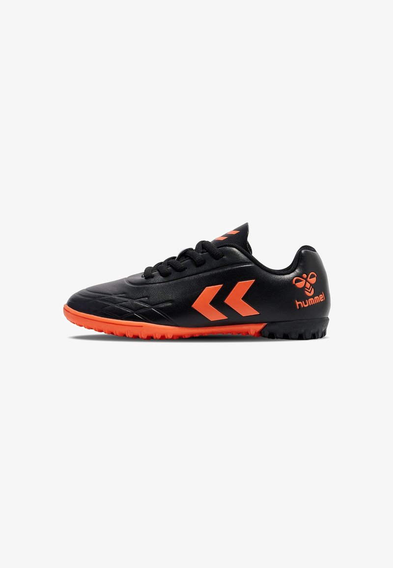 Zapatilla deportiva negra con acentos naranjas, que presenta un diseño aerodinámico, superficie texturizada y una suela de goma para mayor tracción. Logotipo en el lado.