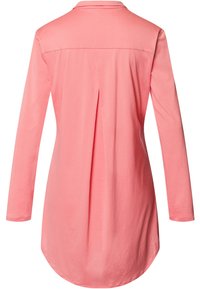 Camicia a maniche lunghe rosa chiaro, con colletto e dettaglio pieghettato sul retro. Tessuto morbido con bordo arrotondato.