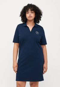 Tommy Hilfiger Curve - STAMP POLO DRESS - Jerseyjurk - dark night navy Miniatuurafbeelding 1