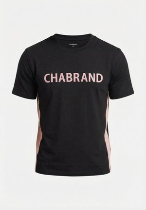 T-shirt noir à manches courtes avec des panneaux latéraux roses et CHABRAND imprimé en grandes lettres roses sur la poitrine.