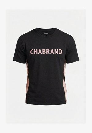 T-shirt noir à manches courtes avec des panneaux latéraux roses et CHABRAND imprimé en grandes lettres roses sur la poitrine.
