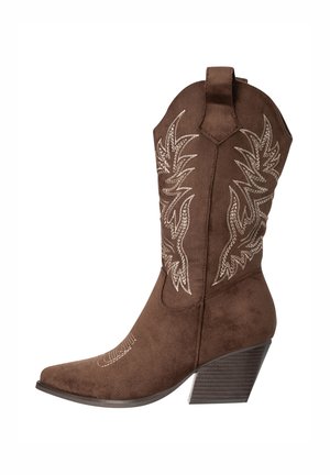 Bruine suède cowboylaars met spitse neus, hoekige blokhak en lichtgekleurde decoratieve stiksels op schacht en voet.