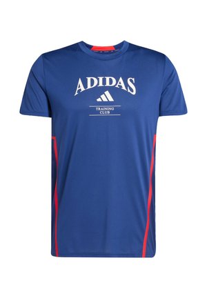 Plava atletska majica izrađena od glatkog materijala s kratkim rukavima. Sadrži bijeli "ADIDAS" logotip i crvene bočne naglaske; okrugli izrez.