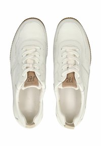 Sneakers in pelle bianca con finitura testurizzata, punta tonda e dettagli beige. Design con lacci e patch del logo sulla linguetta. Suola in gomma.