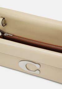 COACH LUXE REFINED IDOL BAG - Kézitáska - ivory