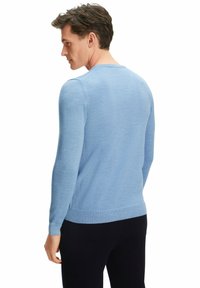 Hellblauer Strickpullover mit Rundhalsausschnitt und langen Ärmeln. Verfügt über eine feine Textur und einen gerippten Saum, aus einer Ansicht von hinten in Dreiviertelansicht gezeigt.