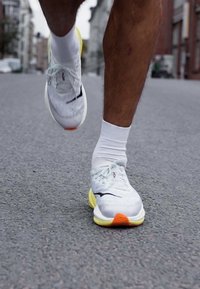 HOKA MACH X 2 - Chaussures de running sur route - frost/citrus