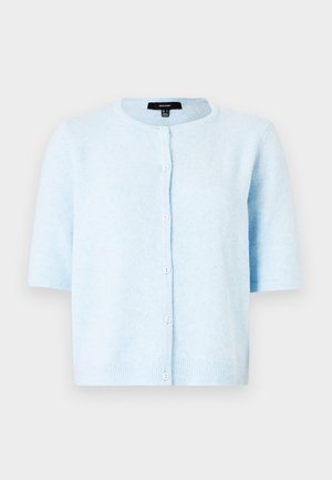 Hele sinine lühikeste varrukatega kampsun, mis on valmistatud pehmest tekstuuritud kangast. Omab ümmargust kaelust ja kuut nööbi eesmist kinnitust.